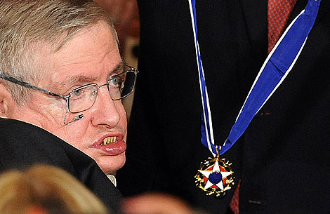 Hawking, al recibir la Medalla de la Libertad el pasado mes de agosto en EEUU. | Afp