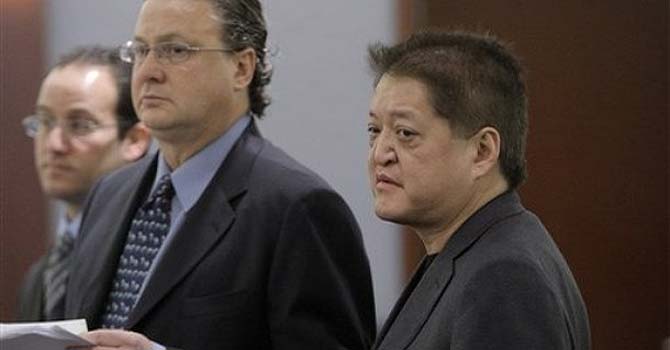 Terrance Watanabe y sus abogados en febrero de 2009. | AP