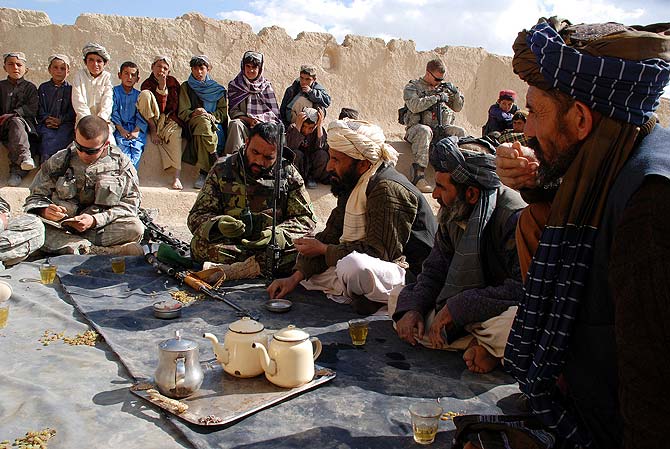 Los ancianos toman té con los militares estadounidenses y el comandante del ejército afgano. M. BERNABÉ