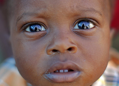 Un niño haitiano, en un improvisado campamento de Puerto Príncipe. | Reuters