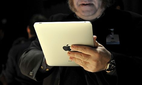 Un asistente a la presentación prueba el iPad. | Efe
