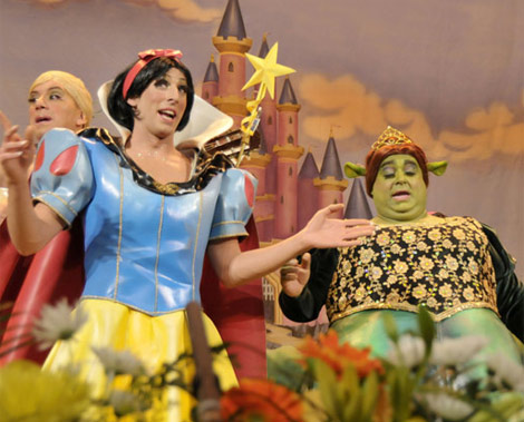 Actuación de la chirigota 'Las muchachas del cogelao', premiada en 2009. |Cata Zambrano