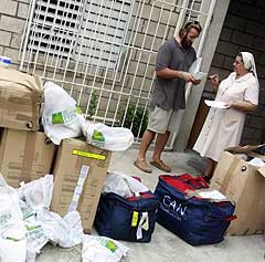 Madrid Rumbo al Sur entrega material de ayuda a Sor Pilar. | J.L.  Cuesta