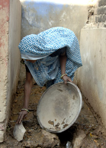 Una mujer "pocero" en la India