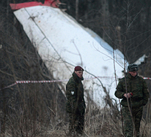 Oficiales rusos vigilan los restos. | Reuters