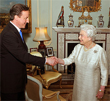 Cameron saluda a la Reina Isabel II. | Ap