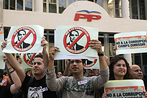 Manifestantes ante la sede del PP. | J. Cuéllar Manifestantes ante la sede del PP. | J. Cuéllar