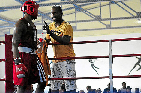Jeffrey, el recluso monitor de boxeo, da instrucciones a uno de los p�giles en el ring.