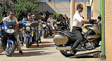 Las motos entran en el gimnasio de la c�rcel con el director a la cabeza | C. C.