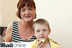 Tadhg con su madre. | Joe Dunne