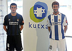 Llorente y Prieto con las equipaciones.