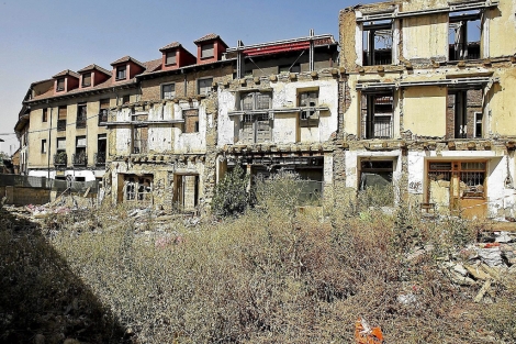 Vista de la calle Santa Cruz, con un solar lleno de escombros en primer término. | Javier Gutiérrez