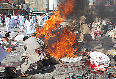 Varias personas trasladan a las víctimas del atentado en Quetta. | Efe
