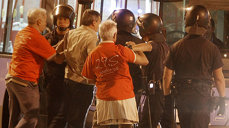 La Polic&iacute;a forcejea con algunos piquetes en la EMT de Madrid. | Alberto di Lolli