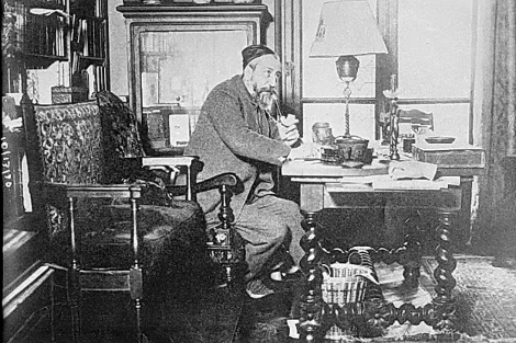 El Nobel de Literatura de 1921 Anatole France en su despacho