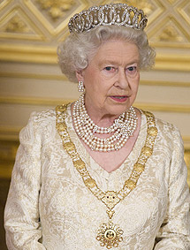 Isabel II, en un banquete de estado. | Gtres