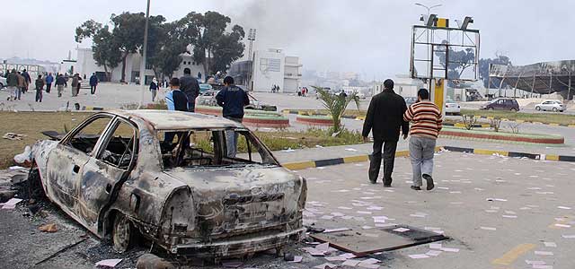 Un coche quemado en Benghazi, al noreste de Libia, tras las protestas de los manifestantes. | Ap