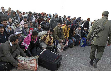 Egipcios residentes en Libia esperan en el paso de Ras Ajdir. | Efe