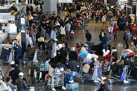 Pasajeros intentan coger un vuelo para salir de Japón. | Reuters