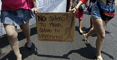 Dos mujeres sostienen un cartel en el que piden "respeto" en México. | Efe