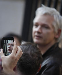 Assange, fotografiado en la protesta. | AP