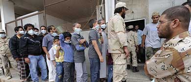 Hombres y niños esperan para ver el cuerpo en Misrata.| afp