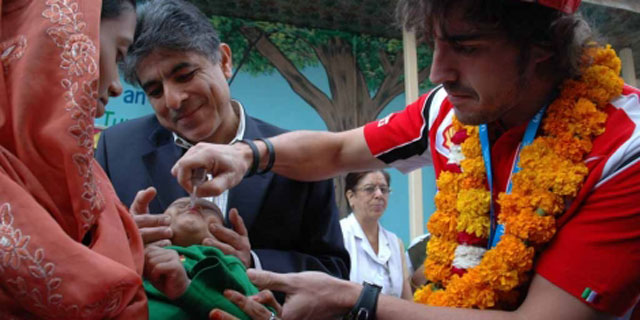 Fernando Alonso vacuna aun niño en Nueva Delhi.| Unicef