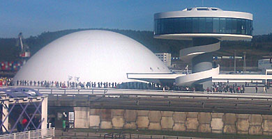 Cadena humana en apoyo del Centro Niemeyer.| L.G. VEA MÁS FOTOS