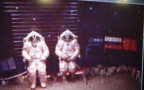 Diego Urbina y Alexandr Smoleevskiy simularon un paseo espacial el 14 de febrero. | ESA.