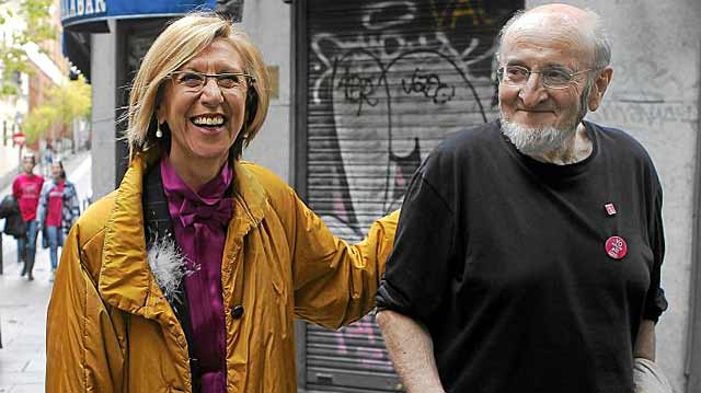 Rosa Díez con Álvaro Pombo, en un mitin en la plaza del 2 de Mayo en Madrid. | Antonio Heredia