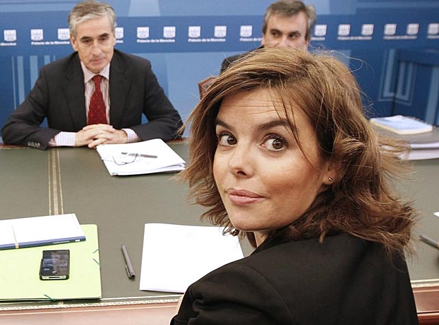 Soraya Sáenz de Santamaría y Ramón Jáuregui, en la reunión de los equipos de transición. | Efe