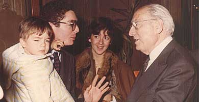 Un jovencísimo Alberto Ruiz-Gallardón junto a Tierno Galván. (EM)