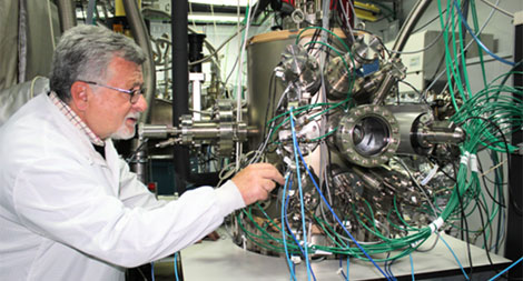 El profesor Fernando Briones (IMM-CSIC) y uno de los equipo de MBE que él ha diseñado. El profesor Fernando Briones (IMM-CSIC) y uno de los equipo de MBE que él ha diseñado.