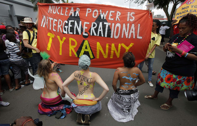 Un grupo de activistas protesta contra la energía nuclear ante la cumbre de Durban. | Reuters