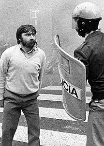 El sindicalista 'Sandokán', ante un policía.