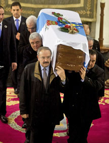 Ramón Villares, uno de los portadores. | EFE Ramón Villares, uno de los portadores. | EFE