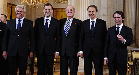 Foto inédita de ex presidentes con el Rey. | Afp