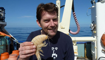 Alan Jamieson con el anfípodo. | Oceanlab