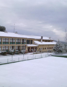 El hotel, cubierto por la nieve. | E.M.