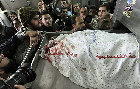 El cadáver de Qaisi, en la morgue del hospital Al Shifa.| Efe