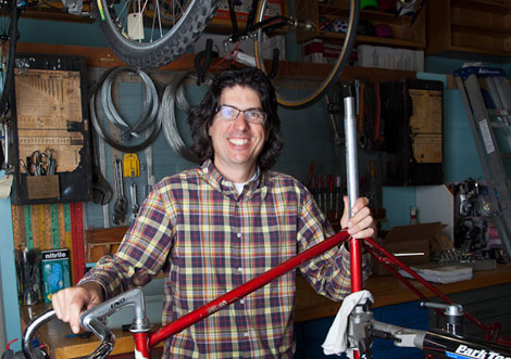 Mr. Jalopy, en su taller de bicis usadas de Riverside, Los Angeles Mr. Jalopy, en su taller de bicis usadas de Riverside, Los Angeles