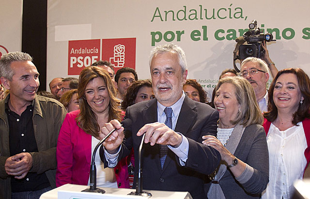 Griñán, rodeado por su equipo compartiendo la
euforia de los resultados. | Efe Griñán, rodeado por su equipo compartiendo la euforia de los
resultados. | Efe