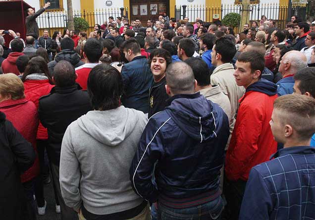 Los manifestantes, donde las cofrad�as realizan estaci�n de penitencia ante la patrona de la ciudad. | Francisco Ledesma