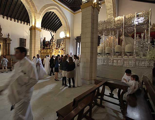 Los pasos de la hermandad de la Paz, en la parroquia de San Sebastián. | Conchitina