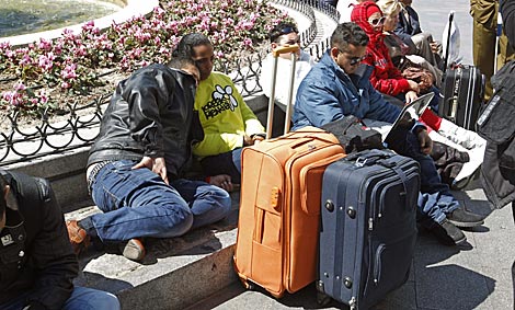 Familiares de los ex presos políticos con las maletas en la Puerta del Sol. | A. Di Lolli