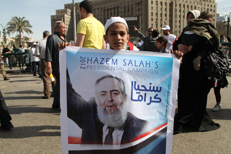 Un niño con cartel de Abu Ismail en Tahrir. | F. C.