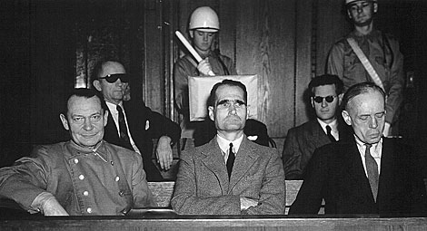 Hess (centro.), junto a Goering (izda.), durante el juicio de Nüremberg.