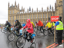 Ciclistas en Westminster Abbey. | C.F. Ciclistas en Westminster Abbey. | C.F.