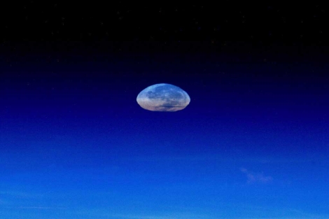 'Hundimiento de la Superluna en la atmósfera'. | A. Kuipers/ESA