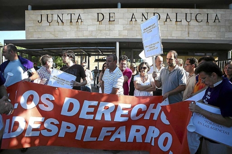 Funcionarios de la Junta protestan en Torretriana. | Carlos Márquez